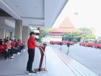 IMG-20260706-WA0009 Rektor Untag Surabaya, Dr. Harjo Seputro, dalam upacara pemberangkatan yang digelar di Lapangan Timur