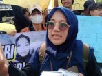 IMG-20260706-WA0011 Direktur WCC Jombang, Ana Abdillah saat diwawancarai.(teguh)