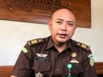 Kasi Intel Kejari Nganjuk, Koko Roby Yahya, saat memberikan keterangan terkait perkembangan penanganan kasus dugaan korupsi pembangunan Bendungan Margopatut Sawahan.