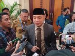 IMG-20260706-WA0019 Walikota Surabaya Eri Cahyadi usai mengikuti rapat paripurna DPRD kota Surabaya. (Sugiantoro)