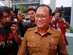 IMG-20260706-WA0028 Sekda Nganjuk, Nur Solekan, saat keluar dari gedung Kejaksaan Negeri Nganjuk seusai diperiksa sebagai saksi