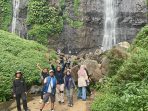 Wisatawan saat menikmati keindahan Air Terjun Tretes di Wonosalam, Jombang. (teguh)