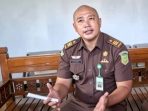 Kasi Intel Kejari Nganjuk, Koko Roby Yahya, memberikan keterangan terkait perkembangan penyidikan dugaan korupsi proyek FS Bendungan Margopatut