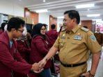 Bupati Nganjuk, Marhaen Djumadi saat menerima kedatangan ratusan mahasiswa KKN Universitas Muhammadiyah (UM) Surabaya di Ruang Rapat Anjuk Ladang Pemkab Nganjuk.