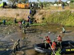 Dinas PUPR, TNI dan warga menggelar aksi bersih-bersih sampah di Sungai Kuncir Kanan, tepatnya di Dam Kelurahan Kramat, Kecamatan Nganjuk.