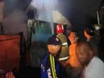 Petugas saat melakukan pemadaman