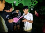 Anggota Satreskrim Polres Nganjuk saat mengamankan terduga pelaku curanmor beserta barang bukti satu unit sepeda motor Honda Beat