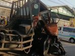 Kondisi laka lantas truk kontainer di jalan nasional Pandaan.