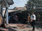 IMG-20260707-WA0021 Truk muatan kardus terguling timpah teras rumah.