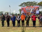 Bupati Mojokerto Muhammad Albarraa atau Gus Barra saat memimpin apel.(istimewa)