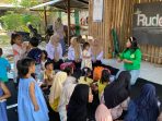 Anak-anak antusias belajar membuat ketan duren khas Wonosalam Jombang. (istimewa)