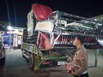 Petugas Satlantas Polres Jombang melakukan olah TKP kecelakaan di Jalan Raya Kedungpapar, Sumobito.(istimewa)