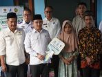 IMG-20260709-WA0004 Bupati Mojokerto Muhammad Albarraa (Gus Barra) menyerahkan bantuan rumah layak huni kepada pasangan Kaspan dan Misri. (istimewa)
