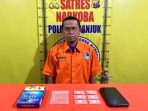 Tersangka DS saat diamankan bersama barang bukti paket hemat sabu yang disembunyikan di dalam bungkus rokok ilegal