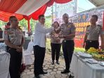 Penyerahan potong tumpeng oleh Kapolres Pasuruan Kota AKBP Titus Yudho Uly.