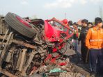 IMG-20260709-WA0019 Kondisi Truk Boks yang hancur dan terguling setelah ditabrak kereta api di perlintasan sebidang Jl. Raya Bagor, Nganjuk (Agus Karyono)
