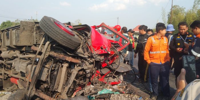 Kondisi Truk Boks yang hancur dan terguling setelah ditabrak kereta api di perlintasan sebidang Jl. Raya Bagor, Nganjuk (Agus Karyono)