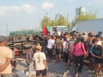 Kondisi truk boks dan sepeda motor yang ringsek setelah dihantam kereta api di perlintasan sebidang Bagor. (Agus Karyono)