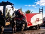 IMG-20260709-WA0023 Petugas kepolisian melakukan evakuasi kendaraan pasca-kecelakaan maut antara KA Logawa dengan truk ekspedisi J&T serta sepeda motor di perlintasan sebidang Nganjuk.