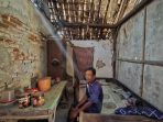 Kondisi rumah Kakek Sojo yang memprihatinkan dan rawan roboh. Selama lebih dari 20 tahun gubuk ini belum pernah direnovasi (Agus Karyono)