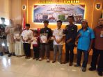 IMG-20260711-WA0018 Pemdes Kepatihan, saat menyalurkan bantuan seragam sekolah gratis dan perlindungan BPJS.(teguh)