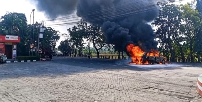 Kondisi mobil Daihatsu Taruna merah bernopol AB 1748 MD yang hangus terbakar di depan SPBU Sukomoro, Nganjuk, usai meledak dan mengakibatkan tiga penumpangnya mengalami luka bakar