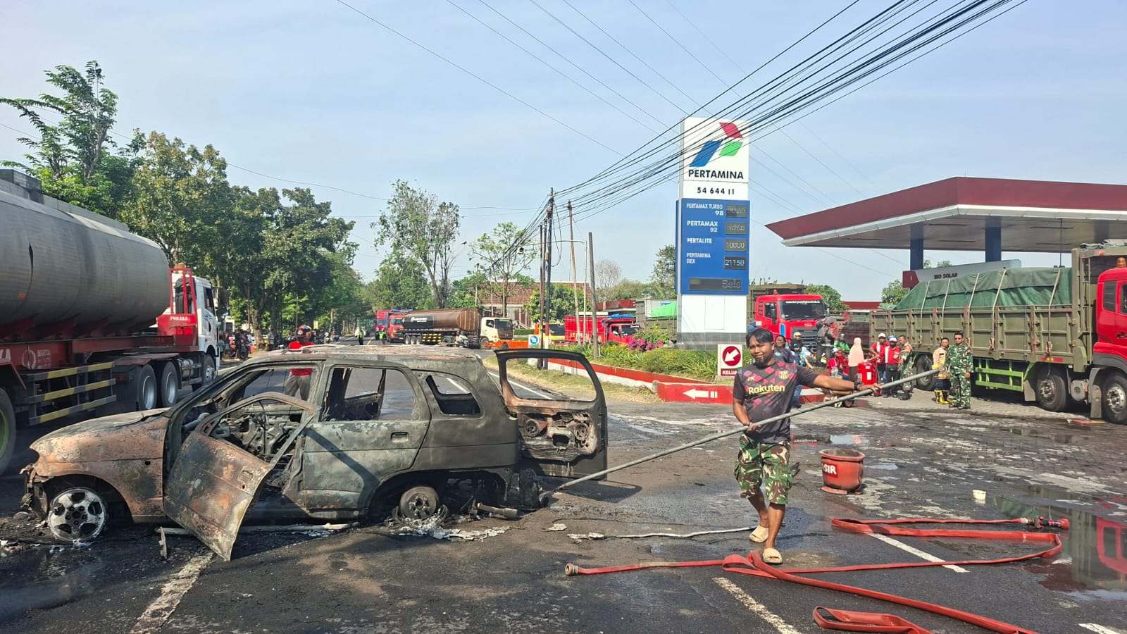 Usai Isi BBM Mobil Taruna Meledak di Depan SPBU Sukomoro Nganjuk, 3 Penumpang Sekelurga Terbakar 1 Kondisi mobil Daihatsu Taruna merah bernopol AB 1748 MD yang hangus terbakar di depan SPBU Sukomoro, Nganjuk, usai meledak dan mengakibatkan tiga penumpangnya mengalami luka bakar