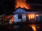 IMG-20260713-WA0008 Kobaran api yang membakar rumah di Ploso Jombang (istimewa)