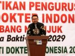 IMG-20260713-WA0017 Wakil Bupati Nganjuk Trihandy Cahyo Saputro memberikan ucapan selamat kepada Ketua IDI Cabang Nganjuk terpilih periode 2026–2029, dr. Fendy Hardyanto.