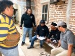 Anggota Resmob Polres Nganjuk meminta keterangan dari salah satu korban pencurian