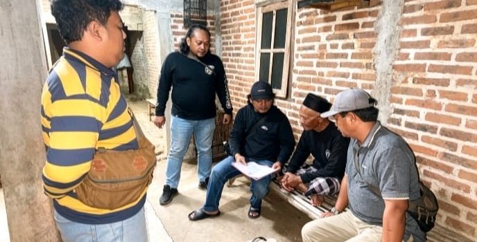 Anggota Resmob Polres Nganjuk meminta keterangan dari salah satu korban pencurian