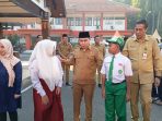 Bupati Mojokerto Muhammad Al Barra (Gus Barra) melepas 30 siswa Sekolah Rakyat di Kota Kediri. (teguh)