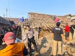 Prosesi pembongkaran rumah tidak layak huni milik Kakek Sojo (66) di Desa Sugihwaras, Kecamatan Bagor, Nganjuk, (Agus Karyono)