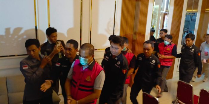 Ketiga tersangka dikeler Kejari Kabupaten Pasuruan.