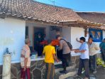Petugas kepolisian dari Tim Inafis Polres Pasuruan saat melakukan olah tempat kejadian perkara (TKP) di rumah nenek Nurani yang tewas diduga akibat perampokan di Winongan.
