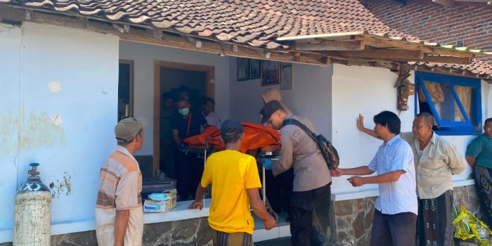 Petugas kepolisian dari Tim Inafis Polres Pasuruan saat melakukan olah tempat kejadian perkara (TKP) di rumah nenek Nurani yang tewas diduga akibat perampokan di Winongan.