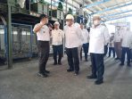 IMG-20260715-WA0018 Menteri Lingkungan Hidup RI Mohammad Jumhur Hidayat meninjau pengelolaan sampah berbasis ekonomi sirkular di Desa Banjardowo, Jombang.(teguh)