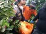 Proses Evakuasi jenazah korban oleh Tim Inafis Polres Nganjuk. ( Agus Karyono)