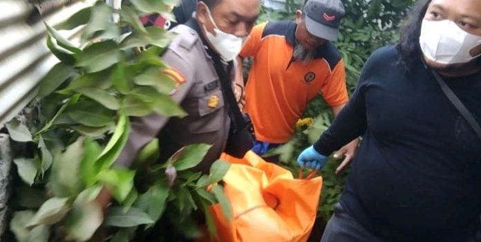 Proses Evakuasi jenazah korban oleh Tim Inafis Polres Nganjuk. ( Agus Karyono)