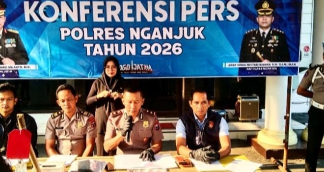 Wakapolres Nganjuk Kompol Didid Wahyu Agustyawan didampingi Kasat Reskrim AKP Sukaca dan Kasi Humas AKP Fadjar Kurniadhi saat Pers Rilis di Mapolres (Agus Karyono)
