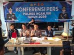 IMG-20260716-WA0009 Wakapolres Nganjuk Kompol Didid Wahyu Agustyawan didampingi Kasat Reskrim AKP Sukaca dan Kasi Humas AKP Fadjar Kurniadhi saat Pers Rilis di Mapolres (Agus Karyono)