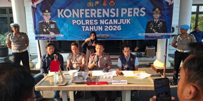 IMG-20260716-WA0009 Wakapolres Nganjuk Kompol Didid Wahyu Agustyawan didampingi Kasat Reskrim AKP Sukaca dan Kasi Humas AKP Fadjar Kurniadhi saat Pers Rilis di Mapolres (Agus Karyono)