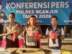 IMG-20260716-WA0010 Polisi menunjukkan barang bukti palu dan senjata tajam yang digunakan pelaku DM untuk mengeksekusi ayah angkatnya dalam konferensi pers di Mapolres Nganjuk
