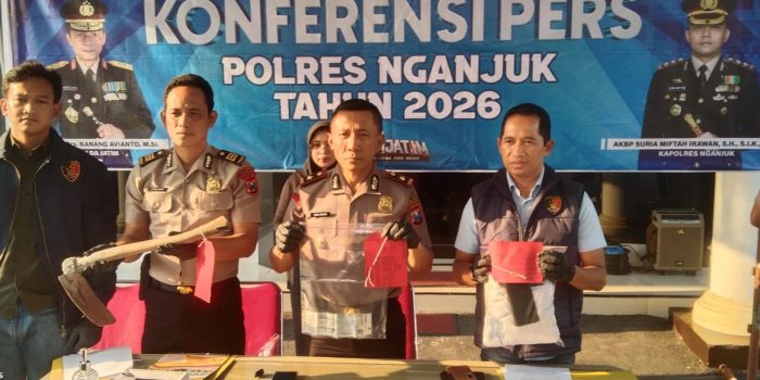 IMG-20260716-WA0010 Polisi menunjukkan barang bukti palu dan senjata tajam yang digunakan pelaku DM untuk mengeksekusi ayah angkatnya dalam konferensi pers di Mapolres Nganjuk