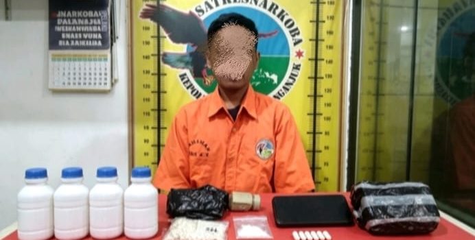 IMG-20260717-WA0012 Terduga pelaku MN, 27, dan barang bukti 7.000 butir pil LL (koplo) diamankan polisi.