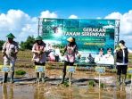 Kepala BPPSDMP Kementan RI, Idha Widi Arsanti secara simbolis melakukan tanam padi bersama sejumlah pejabat di Desa Gemenggeng, Pace, Nganjuk.