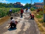 IMG-20260718-WA0013 Personel URC PJJ Dinas PUPR Nganjuk saat melakukan proses penambalan dan pemadatan jalan berlubang di ruas Jalan Merapi, Sambijajar, Loceret.
