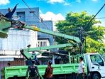 IMG-20260718-WA0016 Petugas gabungan Pemkab Nganjuk bersama teknisi ISP bahu - membahu merapikan kabel jaringan yang menjuntai di jalan