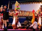 IMG-20260720-WA0008 Penampilan memukau kolaborasi teater kontemporer dan pakeliran wayang kulit dalam membawakan lakon Sang Seno di TMII Jakarta.