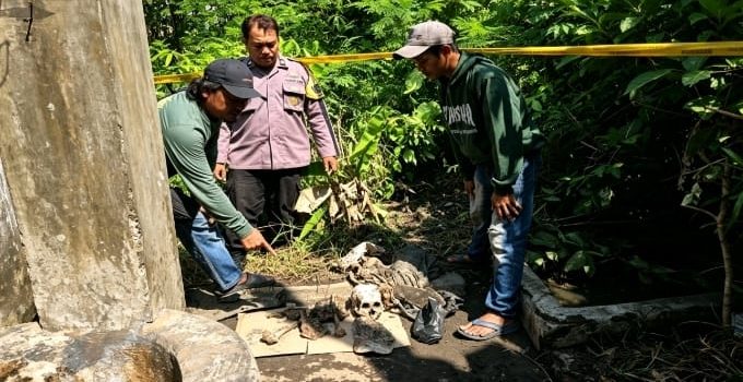 Polisi berada di TKP Dusun Waung, Desa Sonoageng, Kecamatan Prambon, Nganjuk.